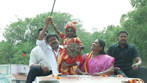 “பெண்களை அவதூறாக பேசுபவர்களுக்கு வாக்களிக்கக் கூடாது” - தாராபுரத்தில் விஜய் பேச்சு