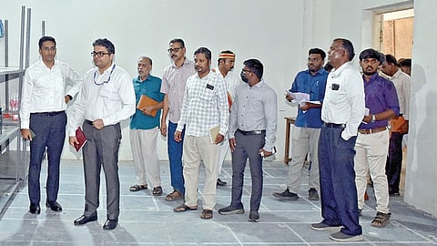 தாராபுரம் தொகுதி வாக்குகள் திருப்பூர் எல்ஆர்ஜி அரசு மகளிர் கல்லூரியில் எண்ணப்பட உள்ளன. வாக்கு எண்ணும் மையத்தில் நேற்று ஆய்வு மேற்கொண்ட தேர்தல் பொதுப் பார்வையாளர் சின்மய் புண்ட்லிக்ராவ் கோட்மரோ. உடன், திருப்பூர் மாவட்ட ஆட்சியர் மனிஷ் நாரணவரே.