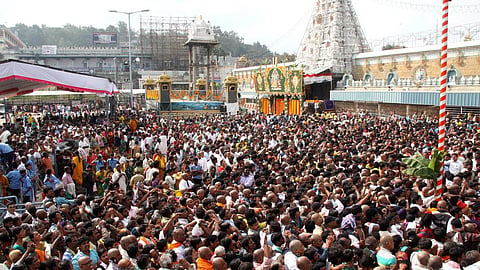 புரட்டாசி 3-வது சனிக்கிழமையில் கூட்டம்: திருமலையில் சுவாமியை தரிசிக்க 24 மணி நேரம் காத்திருப்பு