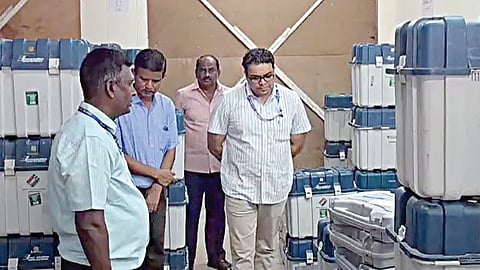 தாராபுரம் அரசு கலைக் கல்லூரி வளாகத்தில் இருந்து வாக்குச் சாவடிகளுக்கு மின்னணு வாக்குப் பதிவு இயந்திரங்களை அனுப்பும் பணி நேற்று நடைபெற்றது. அதனை பார்வையிட்ட தேர்தல் காண்காணிப்பு அலுவலர்கள்.