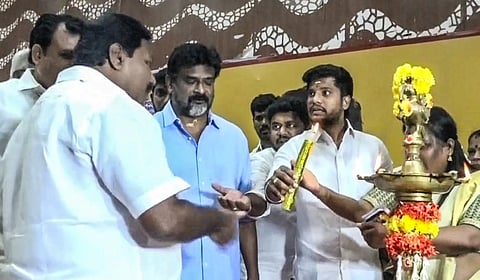 காங்கிரஸ் எம்.பி.யிடம் மெழுகுவர்த்தியை பிடுங்கி வீசிய தவெக எம்எல்ஏ: திருச்சியில் அரசு விழாவில் பரபரப்பு