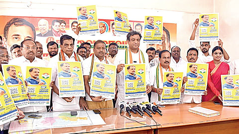 ராகுல்காந்தி சென்னையில் பங்கேற்கும் மாணவர்களின் குரல் நிகழ்வு தொடர்பான அறிவிக்கையை செய்தியாளர்களிடம் காண்பித்த அகில இந்திய காங்கிரஸ் கமிட்டி செயலாளரும், தமிழக பொறுப்பாளருமான நிவேதித் ஆல்வா  உள்ளிட்டோர். படம்: ஜெ.மனோகரன் 