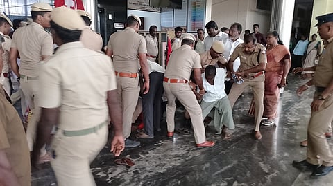 3 தொழிலாளர்களின் குடும்பத்துக்கு இழப்பீடு கோரி அரியலூர் ஆட்சியர் அலுவலகத்தில் போராட்டத்தில் ஈடுபட்டோர் கைது