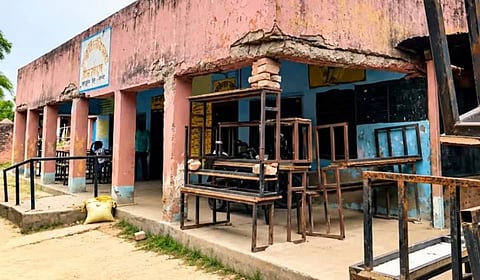 பிஹார் பள்ளி கட்டிடத்துக்கு தூணாக மாறிய பெஞ்சுகள்