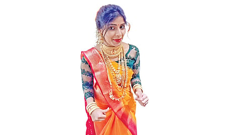 பிசியோதெரபி செய்வதாக ஏமாற்றி முதியவரிடம் நகை பறித்ததாக பெண் யூடியூபர் மீது வழக்கு