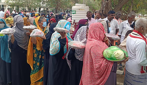 40 ஆண்டு இடப் பிரச்சினையை தீர்த்த ஆட்சியரை நெகிழவைத்த கீழக்கரை பெண்கள்