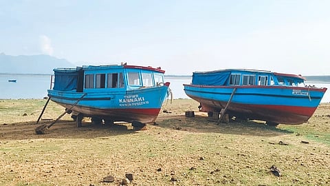 பெரியாறு அணையில் இருந்து கொண்டுவரப்பட்டு வைகை அணையின் நீர்தேக்கப்பகுதியில் நிறுத்தி வைக்கப்பட்டுள்ள படகுகள். 