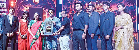 கற்பக விநாயகா எஜுகேஷனல் லோர் ஃபார் லேர்​னிங் கல்வி நிறுவனத்தில் நடைபெற்ற அஃபினிட்டி‘26 பண்பாட்டு, விளையாட்டு விழா நிறைவு நாள் நிகழ்ச்சியில் பங்கேற்ற இசையமைப்பாளர் ஹாரிஸ் ஜெயராஜுக்கு நினைவுப் பரிசு வழங்கும் மருத்துவக் கல்லூரி டீன் சுஃபாலா சுனில் விஸ்வாஸ் ராவ்,&nbsp;துணை முதல்வர் துரை பாண்டியன் மற்றும் விழாக் குழுவினர். 