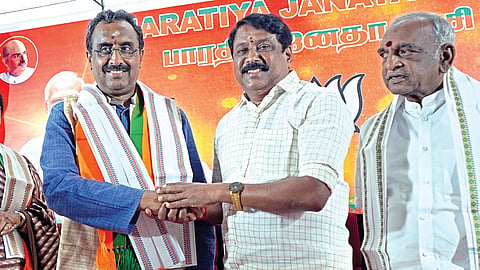 சென்னை தி.நகரில் உள்ள பாஜக தலைமை அலுவலகமான கமலாலயத்துக்கு வருகைதந்த தமிழக பாஜகவின் புதிய மேலிட பொறுப்பாளர் ராம் மாதவ்வை, தமிழக பாஜக தலைவர் நயினார் நாகேந்திரன் வரவேற்றார். உடன், பொன். ராதாகிருஷ்ணன் | படம்: எல்.சீனிவாசன்