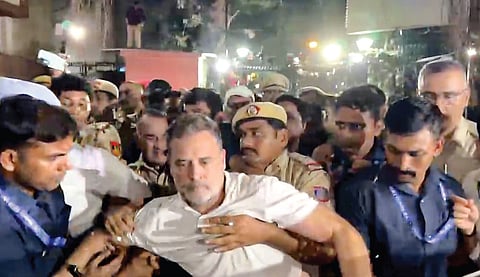 டெல்லியில் உள்ள அகில இந்திய வானொலி நிலைய வளாகத்தில் மக்களவை எதிர்க்கட்சித் தலைவர் ராகுல் காந்தி உள்ளிட்டோர் நேற்று 9 மணி நேரம் தர்ணாவில் ஈடுபட்டனர். இரவில் ராகுல் காந்தி கைது செய்யப்பட்டு அங்கிருந்து வலுக்கட்டாயமாக வெளியேற்றப்பட்டார். படம்: பிடிஐ