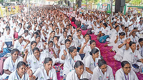 பணி நிரந்தரம், ஊதிய உயர்வு உள்ளிட்ட கோரிக்கைகள் நவ.3-க்குள்  நிறைவேற்றாவிட்டால் போராட்டம்: செவிலியர்கள் அறிவிப்பு