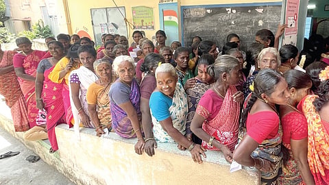 மதுராந்தகம் இடைத்தேர்தல் வாக்குப்பதிவு நேற்று அமைதியாக நடைபெற்றது. சூரை கிராமத்தில் வாக்களிக்க ஆர்வமுடன் காத்திருந்த பெண்கள்.&nbsp;படம்: எம்.முத்துகணேஷ்