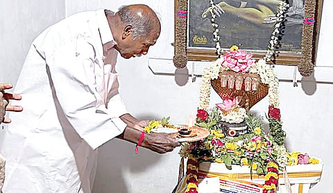 இடைத்தேர்தலில் தனது கட்சி வேட்பாளர் வெற்றி பெறுவதற்காக வேட்டைக்காரன் புதூரில் உள்ள அழுக்கு சாமி சித்தர் கோயிலில் வழிபாடு நடத்திய முதல்வர் ரங்கசாமி. 