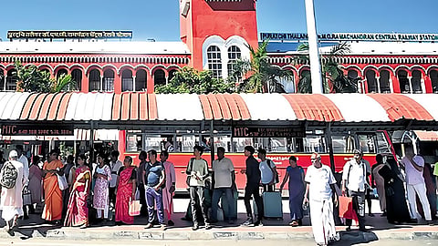 சென்ட்ரல் பேருந்து நிறுத்தம் அருகே செல்போன் திருடனை விரட்டிப் பிடித்த சிறுவன்