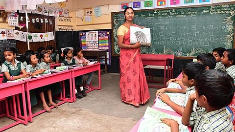 மாணவர்களின் எண்ணிக்கைக்கு ஏற்ப ஆசிரியர் பணியிடங்களை நிர்ணயம் செய்ய அறிவுறுத்தல்