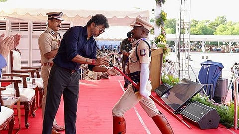 டிஎஸ்பி பயிற்சியில் சிறப்பாக செயல்பட்டவர்களுக்கு பதக்கங்கள் வழங்கிய முதல்வர் விஜய்