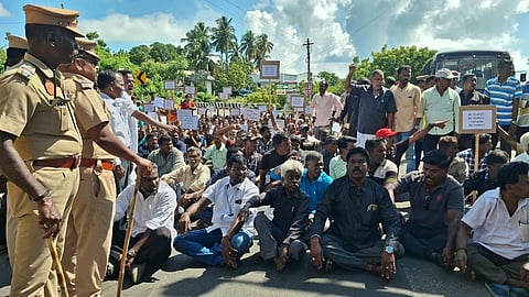 காரைக்கால் மீன்பிடி துறைமுக விரிவாக்கத் திட்டப்பணிக்கு எதிர்ப்புத் தெரிவித்து காரைக்கால் அம்மாள்சத்திரம் பகுதியில், நாகை- சிதம்பரம் தேசிய நெடுஞ்சாலையில் மறியல் போராட்டத்தில் ஈடுபட்ட கருக்களாச்சேரி கிராம மக்கள்.