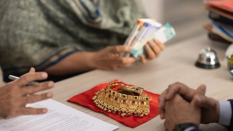 கூட்டுறவு வங்கிகளில் நகைக்கடன் உச்ச வரம்பு உயர்வு இல்லையா? - அதிருப்தியில் வாடிக்கையாளர்கள்