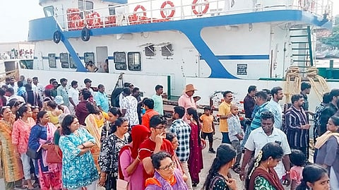 கன்னியாகுமரியில் விவேகானந்தர் பாறைக்கு படகில் சவாரி செய்ய ஆர்வத்துடன் காத்திருக்கும் சுற்றுலா பயணிகள்.