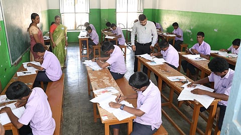 10-ம் வகுப்பு மாணவர்கள் விவரங்களை ‘எமிஸ்’ தளத்தில் பதிவு செய்ய அவகாசம்