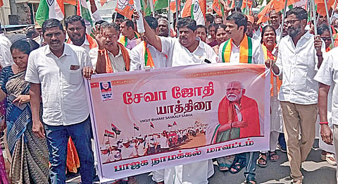 நாமக்கல்லில் பாஜக சார்பில் நடைபெற்ற சேவா ஜோதி யாத்திரையில் ஜோதியை ஏந்திச் சென்ற மாநில துணைத் தலைவர் கே.பி.ராமலிங்கம் மற்றும் கட்சி நிர்வாகிகள்.