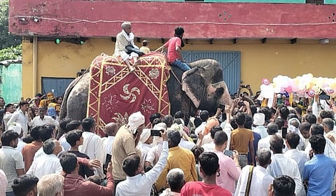 உ.பி.​யில் 2 யானைகள், 100 டிராக்டர்​களு​டன் நடை​பெற்ற மூதாட்டியின் இறுதி ஊரவலம்