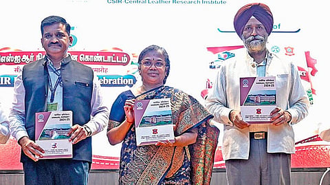 சிஎல்ஐஆர் நிறுவன நாள் தின கொண்டாட்ட நிகழ்ச்சியில் மத்திய அரசின் தொழில், உள்நாட்டு வர்த்தக மேம்பாட்டுத் துறை செயலர் அமர்தீப் சிங் பாடியா சிஎல்ஆர்ஐ ஆண்டறிக்கையை வெளியிட்டார். அருகில், சிஎல்ஐஆர் டைரக்டர் ஜெனரல் என்.கலைச்செல்வி, சிஎல்ஆர்ஐ இயக்குநர் பி.தணிகைவேலன், ஃபரீதா குழுமத்தின் தலைவர் ரபீக் அகமது, தென்மண்டல தோல் பொருட்கள் ஏற்றுமதி கவுன்சில் தலைவர் அப்துல் வஹாப், சிஎல்ஆர்ஐ மூத்த விஞ்ஞானி மாலதி ஜவஹர் ஆகியோர் உள்ளனர். படம்: ம.பிரபு