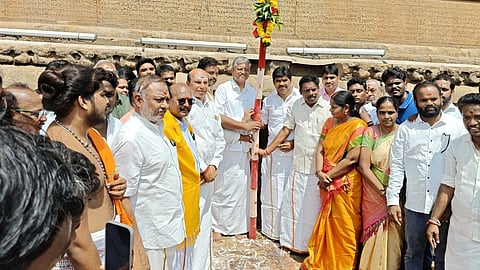 தஞ்சாவூர் பெரிய கோயிலில் மாமன்னன் ராஜராஜ சோழனின் சதய விழா பந்தல்கால் முகூர்த்தம்