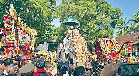 நவராத்திரி விழாவுக்காக  யானைமீது சரஸ்வதி தேவி, பல்லக்குகளில் சுசீந்திரம் முன்னுதித்த நங்கை அம்மன், வேளிமலை முருகன் விக்ரகங்கள்  திருவனந்தபுரம் புறப்பட்டன.