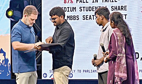 நீட் தேர்வால் தற்கொலை செய்து கொண்ட அனிதாவின் சகோதரர் முன்னெடுக்கும் நீட் ரத்து  தொடர்பான கையெழுத்து இயக்கத்தில் ராகுல் காந்தி கையெழுத்திட்டார்.  