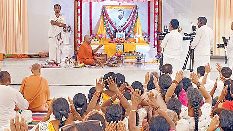  கருவடிக்குப்பத்தில் ராமகிருஷ்ண மடத்தின் புதுச்சேரி கிளை திறக்கப்பட்டு,&nbsp;அங்கு நடந்த சிறப்பு வழிபாட்டில் ராமகிஷ்ண மடம் மற்றும் மிஷனின் தலைவர் ஸ்ரீமத் சுவாமி கவுதமானந்தஜி மகாராஜ் உள்ளிட்டோர் பங்கேற்றனர். படம்: எம்.சாம்ராஜ்