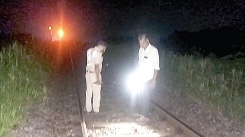 ஜோலார்பேட்டை அருகே ரயில் தண்டவாளத்தில் கல் இருந்த இடத்தில் ஆய்வு மேற்கொண்ட ரயில்வே  போலீஸார்.