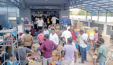 சிவகாசி - சாத்தூர் சாலையில் உள்ள கடையில் பட்டாசுகளைத் தேர்வு செய்த வாடிக்கையாளர்கள் 