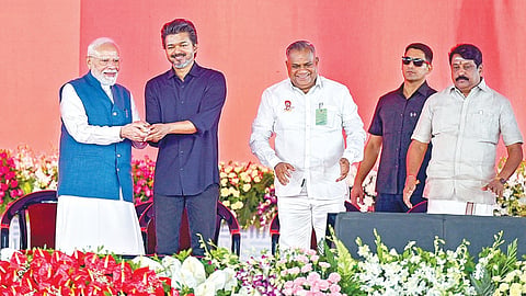 சென்னை ஐஐடி வளாகத்தில் நேற்று நடைபெற்ற நிகழ்ச்சியில், ரூ.13,000 கோடி மதிப்பிலான பல்வேறு திட்டங்களைப் பிரதமர் மோடி, முதல்வர் விஜய் ஆகியோர் இணைந்து தொடங்கி வைத்தனர். உடன் மாநில அமைச்சர் என்.ஆனந்த், பாஜக மாநில தலைவர் நயினார் நாகேந்திரன் உள்ளிட்டோர்.  படம்: எஸ்.சத்தியசீலன்