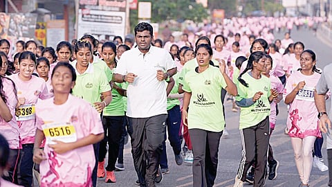 பெண்கள் பாதுகாப்பு விழிப்புணர்வு தொடர்பான மாரத்தானில் பங்கேற்று ஓடிய அண்ணாமலை
