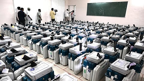 மதுராந்தகம், தாராபுரம் இடைத்தேர்தல் வாக்குப் பதிவு இயந்திரங்கள் பாதுகாப்பு அறையில் வைப்பு
