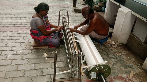 விருதுநகரின் 50% தறிகளில் புதிய ரக சேலை உற்பத்தி பாதிப்பு - தொழிலாளர்கள் பற்றாக்குறை தாக்கம்