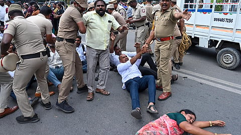 ‘எங்களுக்கு போராட்டம் நடத்த உரிமை இல்லையா?’ - மருத்துவமனை பணியாளர்கள் கொந்தளிப்பு