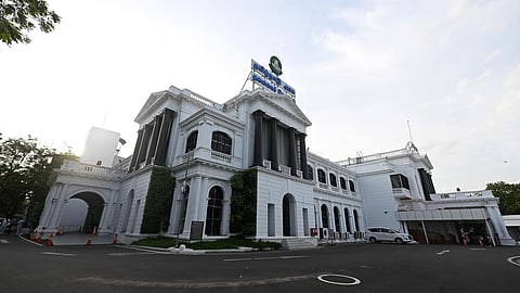 திடீர் தொழில்நுட்பக் கோளாறால் கோட்டையில் ஒரு மணி நேரம் மின்தடை: அமைச்சர்களின் அறைகளில் பணிகள் தடைபட்டன