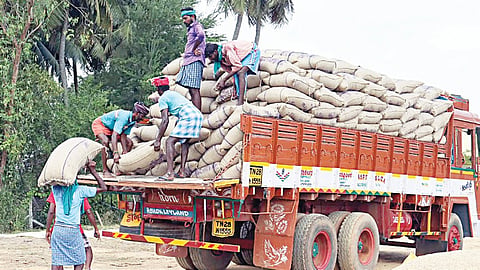 தஞ்​சாவூர் மாவட்​டம் ஒரத்​த​நாட்​டில் நெல் கொள்​முதல் ஈடு​பட்ட தனி​யார் வியா​பாரி​கள் வாங்கி நெல் மூட்​டைகளை லாரி​களில் ஏற்​றிய தொழிலாளர்​கள்.