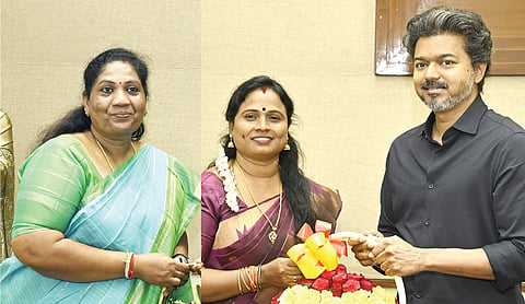 இடைத்தேர்தலில் வெற்றி பெற்று எம்எல்ஏவாகப் பதவியேற்றுக் கொண்ட சத்யபாமா (தாராபுரம்), மரகதம் குமரவேல் (மதுராந்தகம்) ஆகியோர் சென்னை தலைமைச் செயலகத்தில் முதல்வர் விஜய்யை சந்தித்து வாழ்த்து பெற்றனர்.