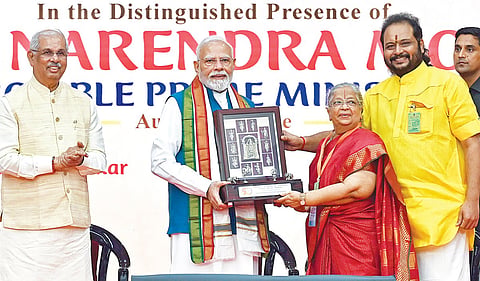 விஷ்வ ஹிந்து வித்யா கேந்திரா நடத்தும், ஜெய்கோபால் கரோடியா இந்து வித்யாலயா பள்ளியின் பொன்விழா ஆண்டு நிகழ்ச்சி, சென்னை நந்தம்பாக்கத்தில் உள்ள வர்த்தக மையத்தில் நேற்று நடந்தது. சிறப்பு விருந்தினராக பிரதமர் மோடி கலந்துகொண்டார். உடன், ஆளுநர் ராஜேந்திர விஸ்வநாத் அர்லேகர், விஷ்வ ஹிந்து வித்யா கேந்திரா தலைவர் ஆர்ஆர்.கோபால்ஜி, பொதுச் செயலாளர் கிரிஜா சேஷாத்ரி. | படம்: எம்.முத்துகணேஷ் |