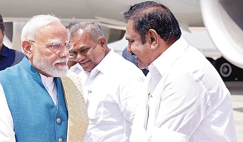 சென்னை வந்த பிரதமர் நரேந்திர மோடியை, விமான நிலையத்தில் அதிமுக பொதுச்செயலாளர் பழனிசாமி நேற்று வரவேற்றார்.
