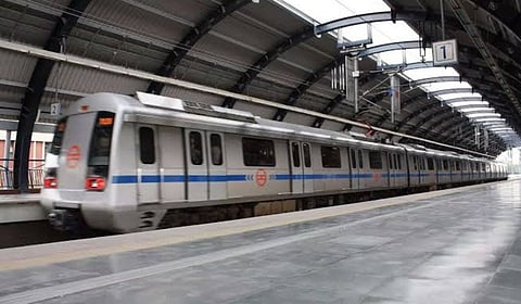 டெல்லி மெட்ரோ ரயிலில் இருக்கை தகராறில் பயணி உயிரிழப்பு