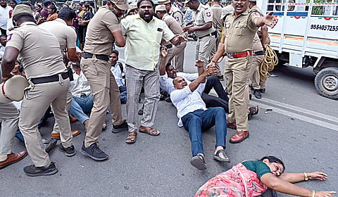 பணி நிரந்தரம் உள்ளிட்ட பல்வேறு கோரிக்கைகளை வலியுறுத்தி சென்னை எழும்பூர் ராஜரத்தினம் மைதானம் அருகே நேற்று போராட்டத்தில் ஈடுபட முயன்ற மருத்துவப் பணியாளர்களை போலீஸார் கைது செய்தனர். | படங்கள் : எஸ்.சத்தியசீலன் |