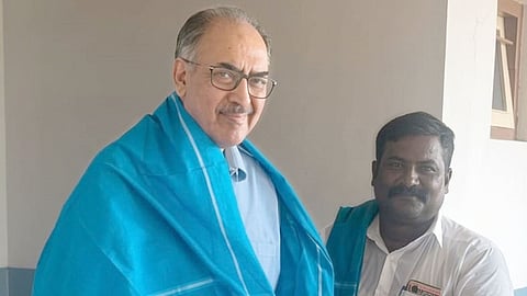 மத்திய மீன்வளத் துறை செயலாளர் அபிலாக்‌ஷ் லிக்கியிடம் கோரிக்கை மனு அளித்த தேசிய  பாரம்பரிய மீனவர்கள் கூட்டமைப்பு சார்பின் தலைவர் நல்லதம்பி