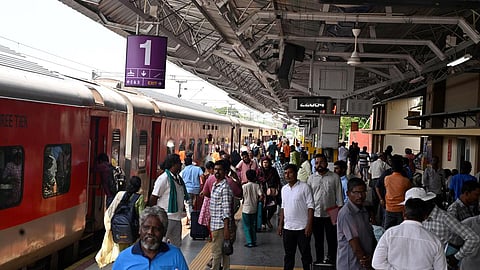 ரயில்களில் அதிக சத்தத்துடன் செல்போன் பயன்படுத்தினால் அபராதம், சிறை தண்டனை: தெற்கு ரயில்வே எச்சரிக்கை