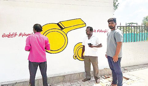 விராலிமலை தொகுதியில் சுவர்களில் வரையப்பட்டுள்ள விசில் சின்னம்.