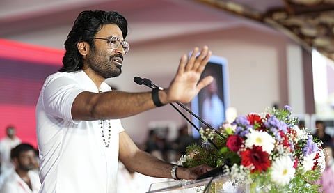 நடிகர் தனுஷின் ரசிகர் மன்றங்கள் நற்பணி இயக்கமாக மாற்றம்