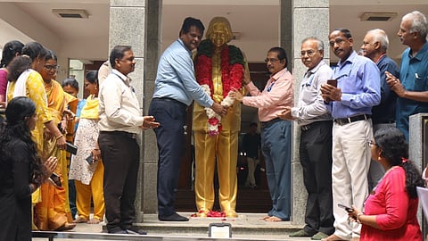 அப்துல் கலாம் படித்த குரோம்பேட்டை எம்ஐடியில் அவரது உருவ சிலைக்கு பிரமோஸ் ஏவுகணை திட்ட இயக்குநர் டி.கே. கணேஷ் அனவரதம், அண்ணா பல்கலைக்கழக பதிவாளர் வி. குமரேசன் மரியாதை செலுத்தினர்.